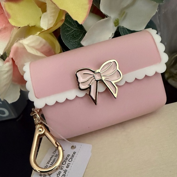 Bath & Body Works Accessories - 🆕🪷 BATH & BODY WORKS SCALLOP BOW SNAPCASE POCKETBAC HOLDER. BRAND NEW!